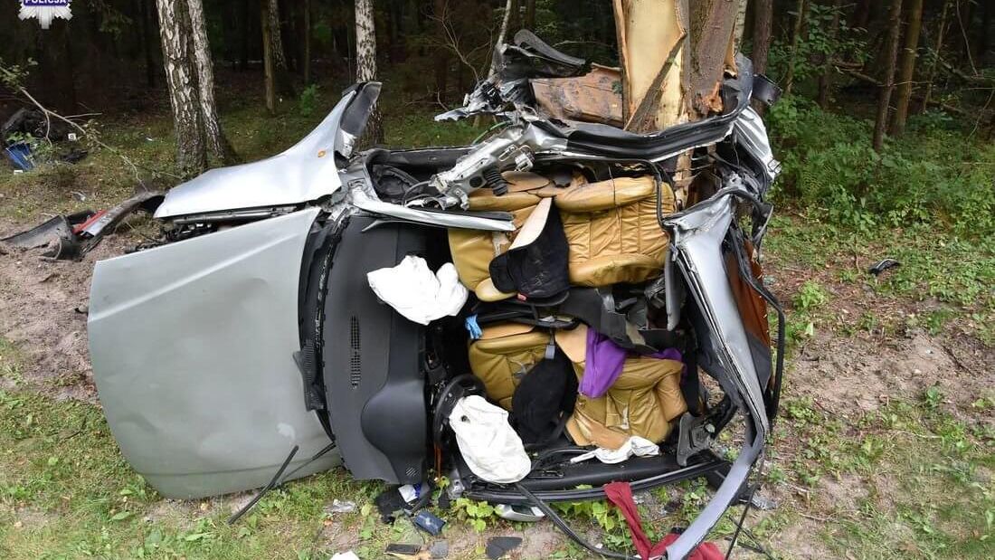 Audi owinęło się wokół drzewa w m. Borki