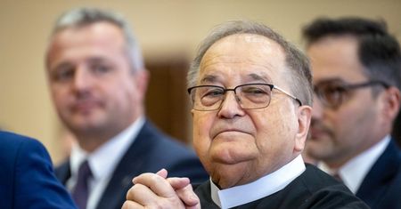 O. Rydzyk ma emeryturę, ale "nawet jej nie bierze". Wiadomo, gdzie trafiają pieniądze