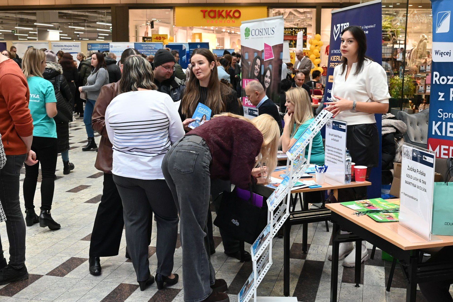 W targach wzięło udział około 40 wystawców, w tym pracodawcy z różnych branż.