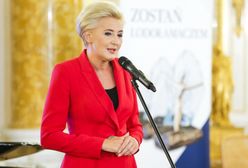 Agata Duda w dopasowanych spodniach. Ten model już jest hitem