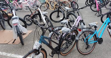 Mieli handlować rowerami, wpadli z „trawką”. Akcja służb na giełdzie w Elizówce