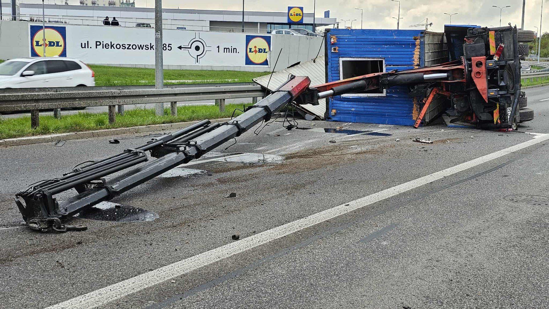 Przewrócona ciężarówka na Grunwaldzkiej w Kielcach