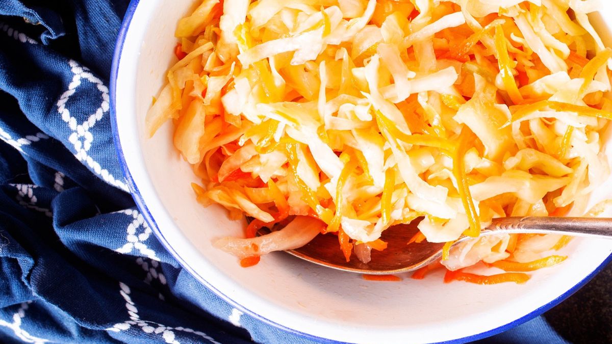 Surówka z kiszonej kapusty