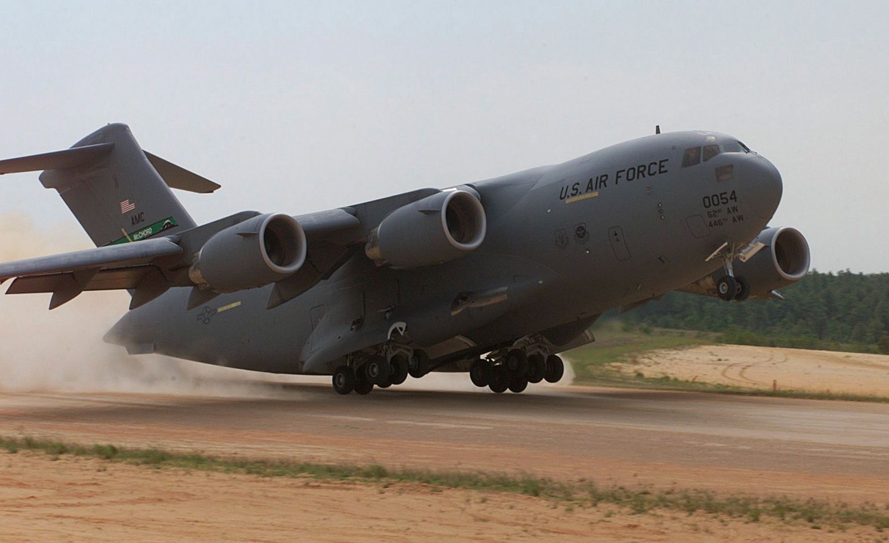 Lądujący C-17