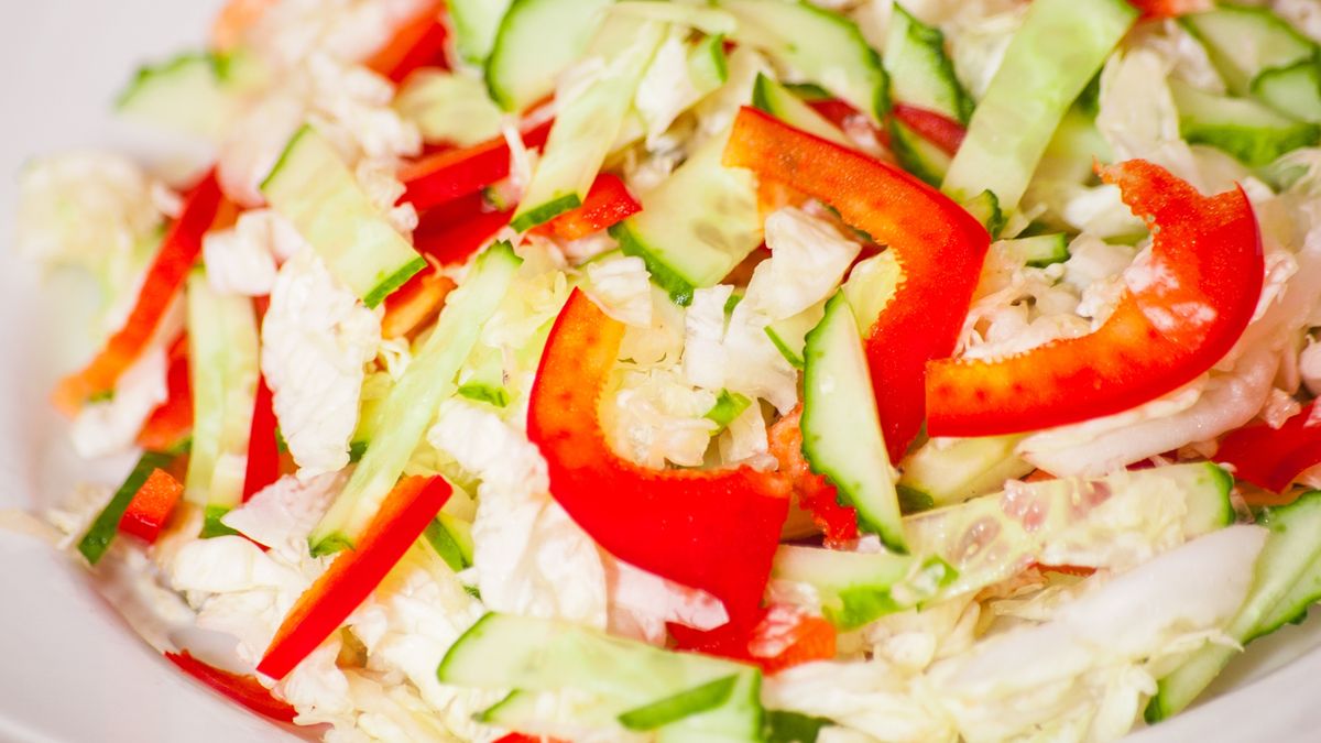 Sałatkę z kapusty pekińskiej polej lekkim dressingiem
