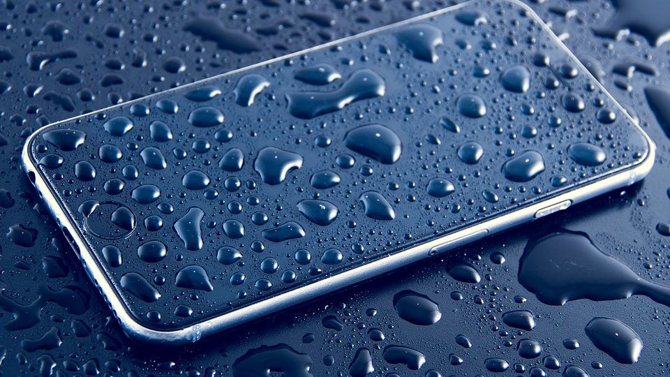 Smartfon zalany wodą