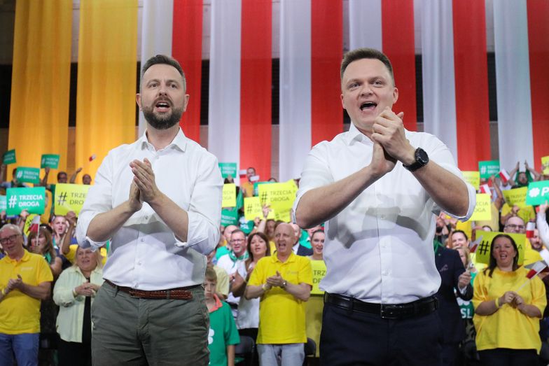 Grodzisk Mazowiecki, 24.06.2023. Prezes Polskiego Stronnictwa Ludowego Władysław Kosiniak-Kamysz (L) i przewodniczący partii Polska 2050 Szymon Hołownia (P) podczas konwencji politycznej pod hasłem "Trzecia Droga" w Hali Widowisko - Sportowej CAiIS w Grodzisku Mazowieckim, 24 bm. (sko) PAP/Paweł Supernak