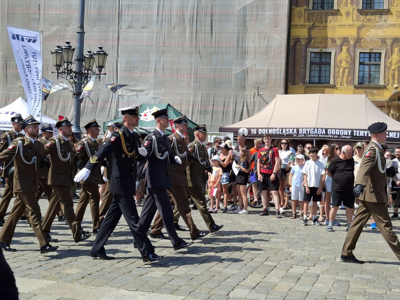 Wrocław: Święto Wojska Polskiego. Tłumy na wrocławskim Rynku