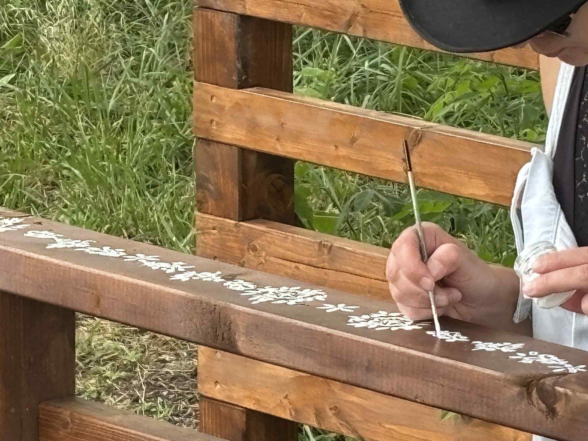 Haft pałucki zdobi mostek przy ul. Rogozińskiej w Wągrowcu