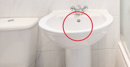 Po co jest dziurka w zlewie? Powód jest prosty