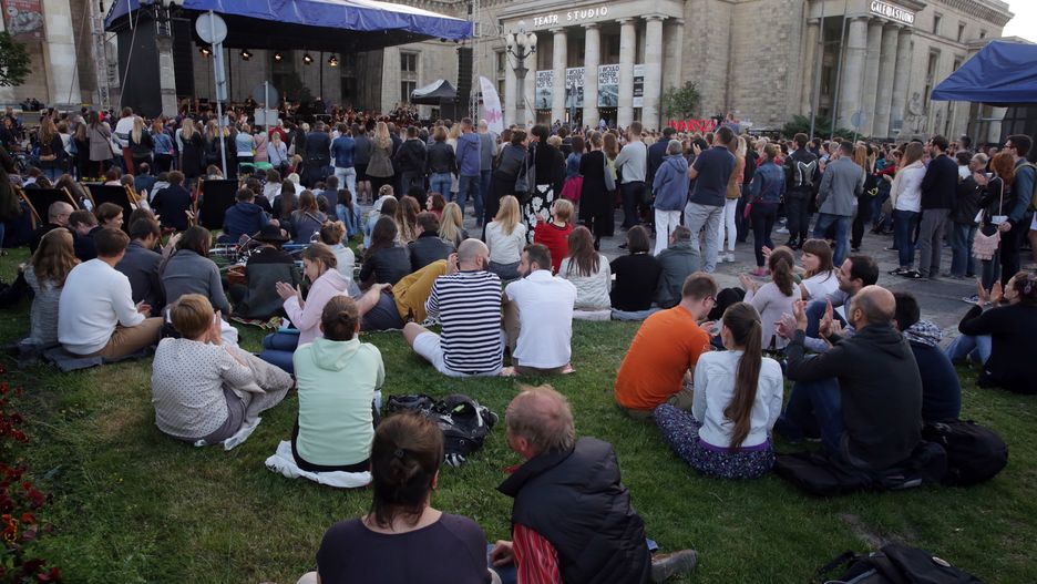Warszawa. Publiczność podczas koncertu Sinfonia Varsovia w ramach festiwalu "Sinfonia Varsovia Swojemu Miastu", 2017 r.