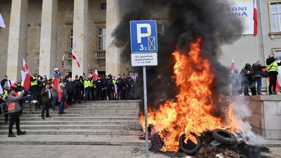 Wrocław, 15.02.2024. Protestujący rolnicy blokują centrum Wrocławia, 15 bm. Rolnicy kontynuują protesty. Ich powodem jest m.in. niedawna decyzja Komisji Europejskiej o przedłużeniu bezcłowego handlu z Ukrainą do 2025 roku, a także sprzeciw wobec prowadzonej przez Unię Europejską polityki Zielonego Ładu. (aldg) PAP/Maciej Kulczyński***Zdjęcie do depeszy PAP pt. Wrocław/ Protest rolników został rozwiązany przez organizatora***