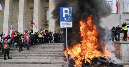 "Dopłat nie mieliśmy i też żyliśmy". Rolnicy zablokowali Wrocław. Mieszkańcy niezadowoleni