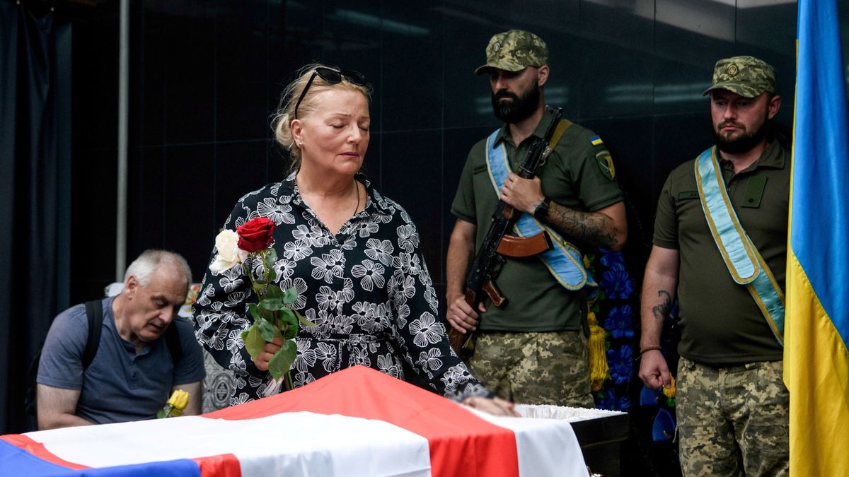 Matka pożegnała zmarłego Przemysława Rasiewicza-Kuczyńskiego w Kijowie