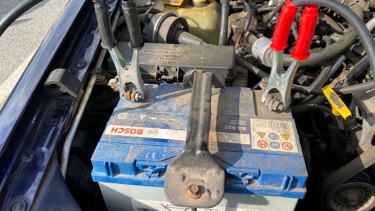 Jak podłączyć kable rozruchowe w akumulatorze?