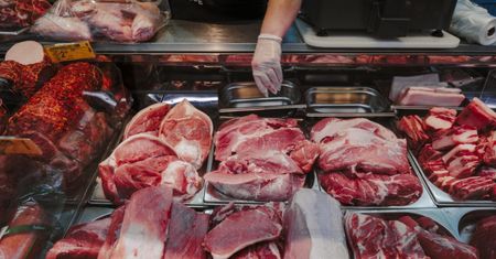 10 produktów mięsnych pilnie wycofanych ze sklepów. Sieć wydała komunikat
