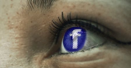Facebookowi afery nie szkodzą