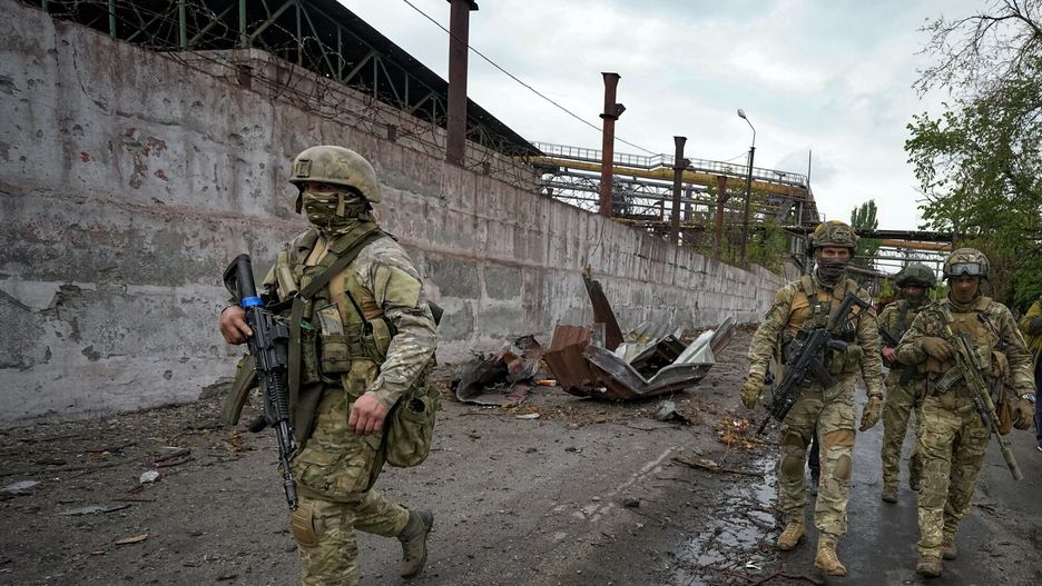 Wojna w Ukrainie - Mariupol pod rosyjsk? okupacj?Russian soldiers patrol a destroyed part of the Illich Iron & Steel Works Metallurgical Plant in Mariupol, in territory under the government of the Donetsk People's Republic, eastern Ukraine, Wednesday, May 18, 2022. This photo was taken during a trip organized by the Russian Ministry of Defense. (AP Photo)AP