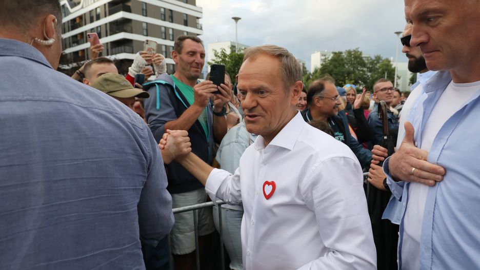 Legionowo, 08.08.2023. Przewodniczący Platformy Obywatelskiej Donald Tusk (C) podczas spotkania z sympatykami ugrupowania w Legionowie k. Warszawy, 8 bm. (amb) PAP/Paweł Supernak