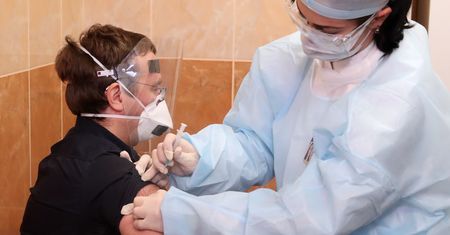 Szczepionka nie tylko u lekarza. Strategia rządu na styczeń