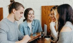 Social media źródłem dezinformacji. Młodzież i seniorzy szczególnie narażeni