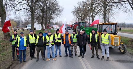 Rolnicy znowu na drogach regionu. Policja kieruje ruchem. Utrudnienia dla kierowców. Lista miejsc