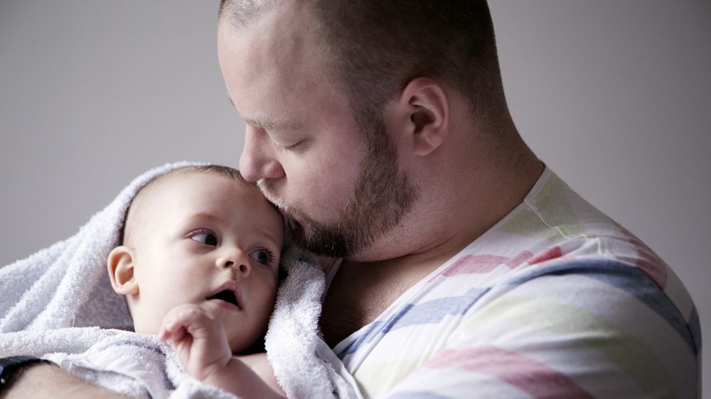 Urlop tacierzyński pozwala ojcu włączyć się w opiekę nad dzieckiem
