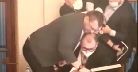 Czesi przedłużają stan wyjątkowy. Bójka podczas debaty w parlamencie
