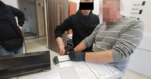 Jechał na dachu własnego auta i biegał nago po S8 – "surfer z Białorusi" stanie przed sądem