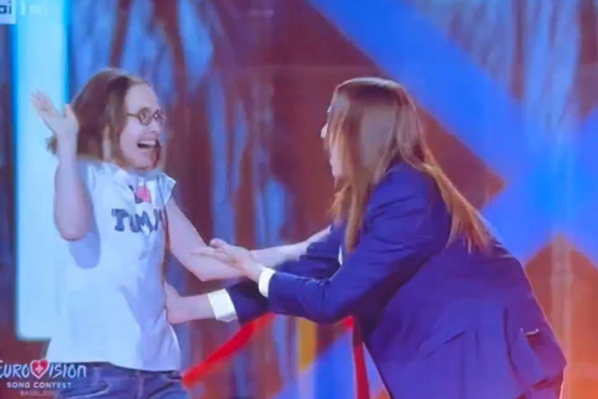 Incydent na Eurowizji. Fanka wpadła na scenę. Wkroczyła ochrona
