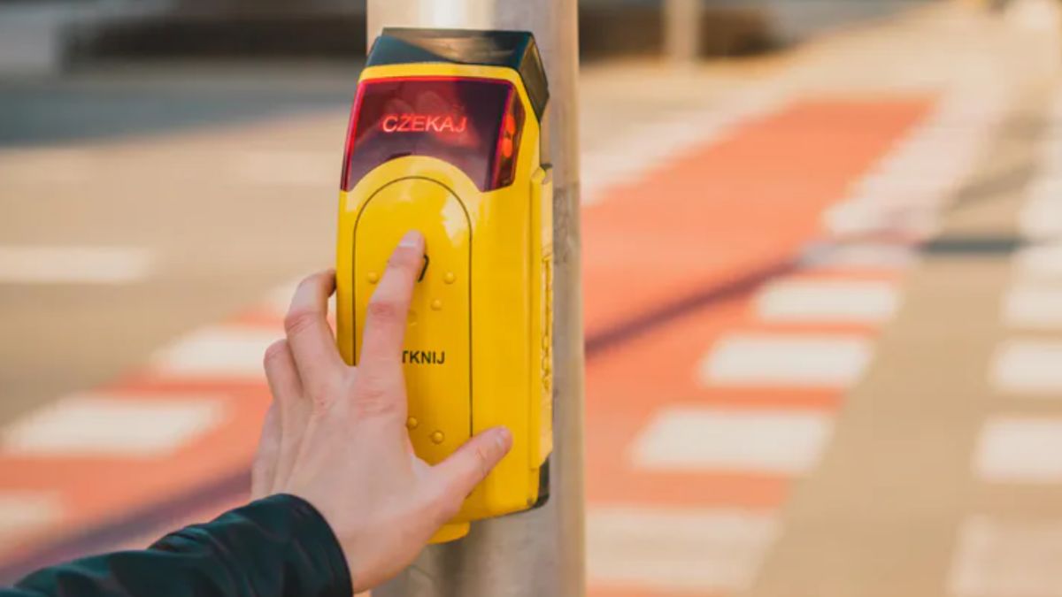 Jakie funkcje skrywa przycisk na przejściu dla pieszych?