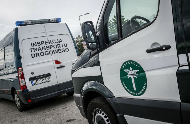 ITD i De Mono kontrolowali gda?skich kierowc�w
19.08.2017 Gdansk, Punkt kontrolny na Trasie Sucharskiego. Akcja - Badz bezpieczny, poki na to czas!  Inspektorzy Inspekcji Transportu Drogowego wspolnie  z czlonkamii zespolu De Mono sprawdzaja stan techniczny pojazdoww ciezarowych.   Fot. Karolina Misztal / REPORTER
Karolina Misztal/REPORTER