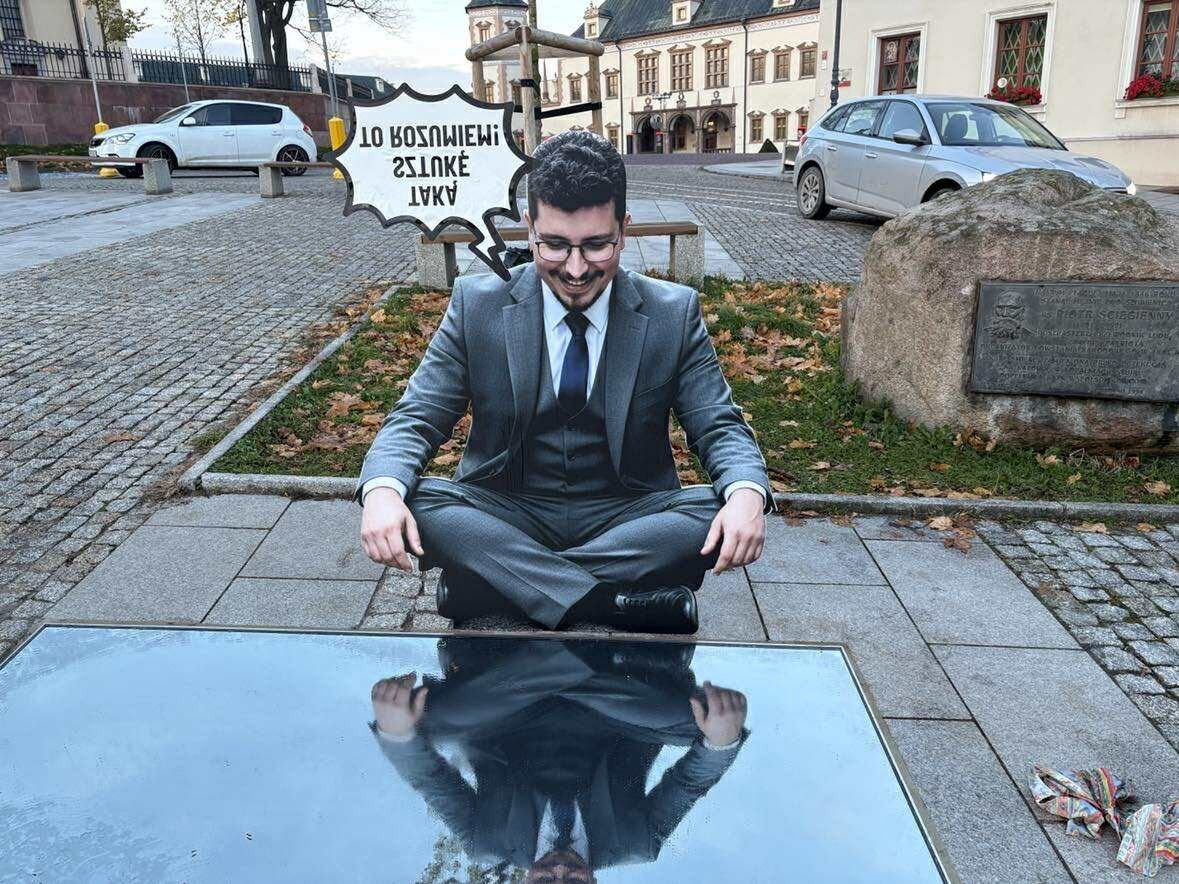 Nowa instalacja na placu Najświętszej Marii Panny w Kielcach przedstawia radnego Kielc, polityka Prawa i Sprawiedliwości Marcina Stępniewskiego. Więcej na kolejnych zdjęciach