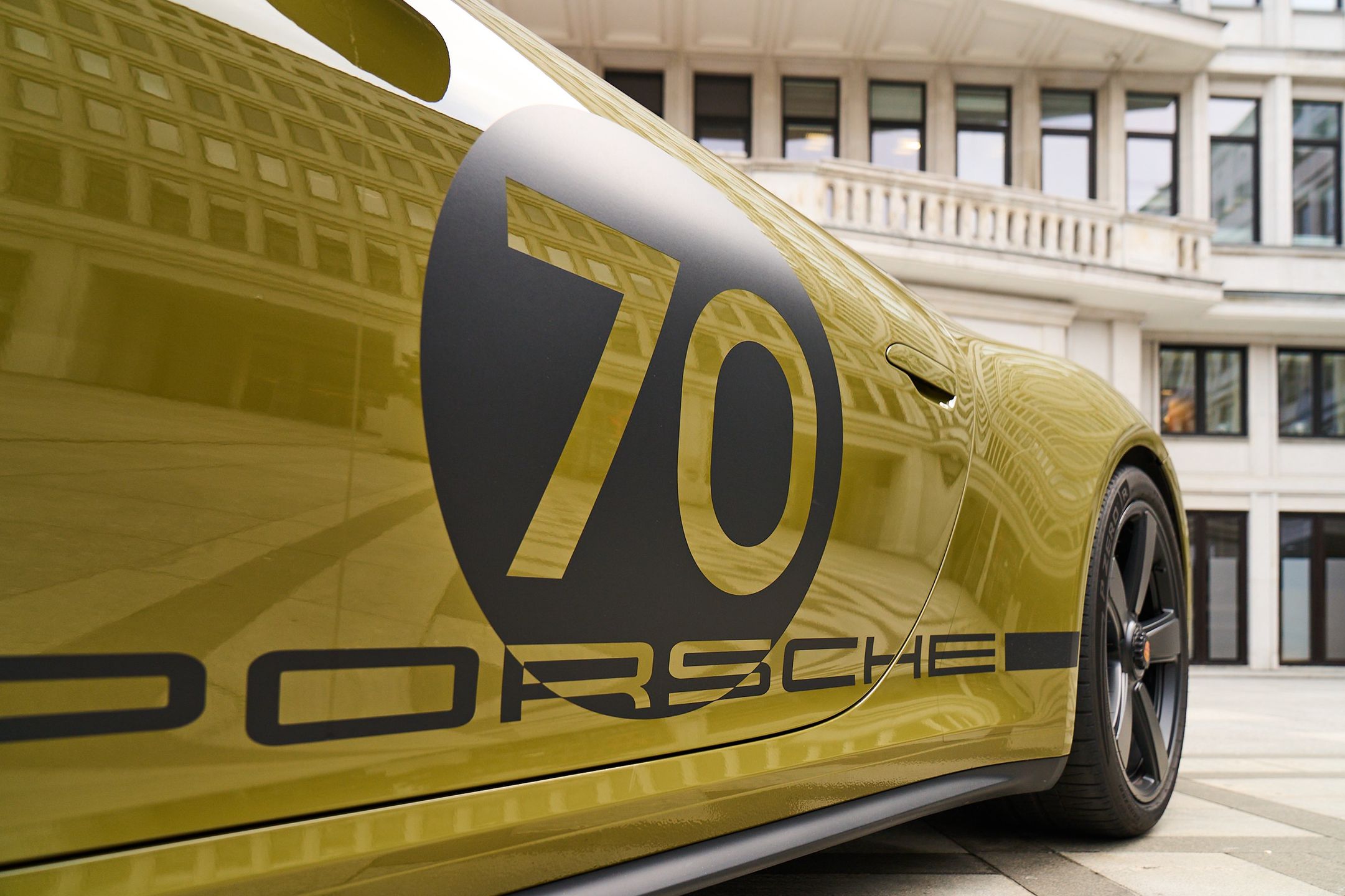 Porsche 928 (1977) i Porsche 911 Spirit 70 (2025)