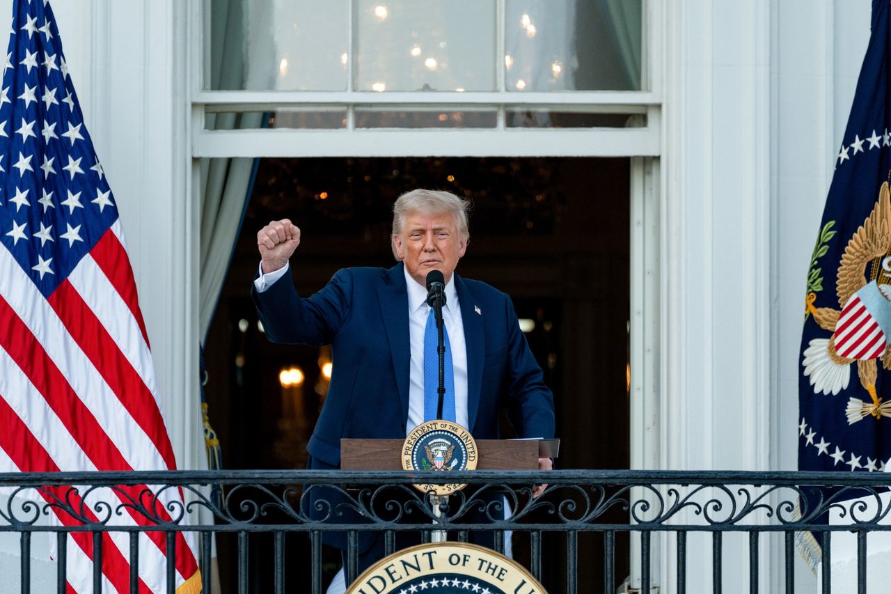 Trump erlässt umfassendes Einreiseverbot für Bürger aus 12 Ländern in die USA