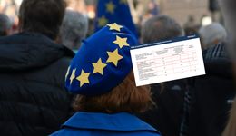 Liczba eurosceptyków w Polsce. Nowe badania CBOS