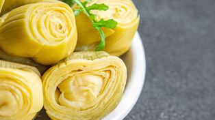 Ratuje stłuszczoną wątrobę, a kupisz w każdym warzywniaku. Jedz, a pozbędziesz się wzdęć