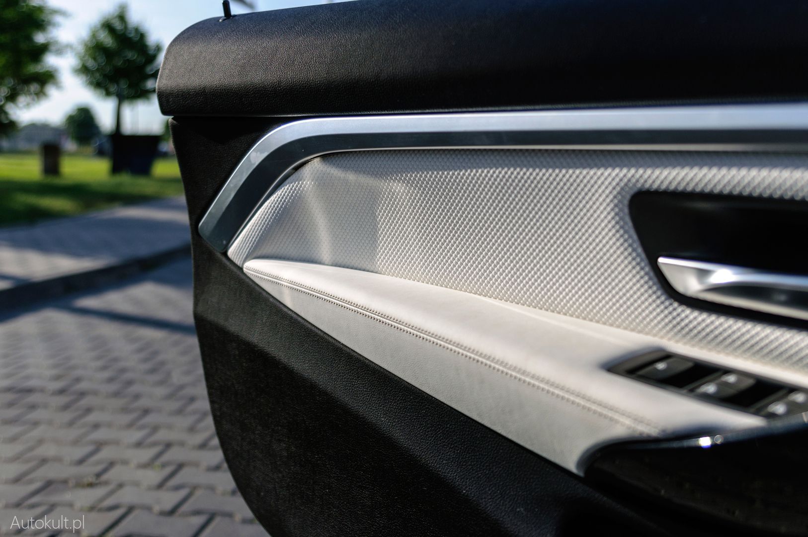 BMW 430i xDrive Cabrio - bardzo ładne wykończenie skóry na drzwiach