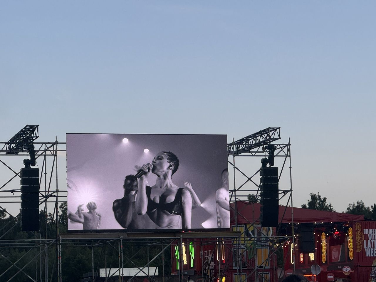 Doświadczenie totalne. FKA twigs hipnotyzowała podczas trzeciego dnia Open'era