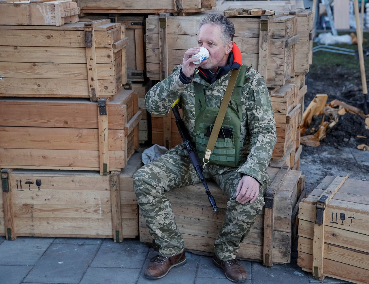 Wojna na Ukrainie: Mieszkańcy dołączają do WOT w Kijowie. Są gotowi do walki