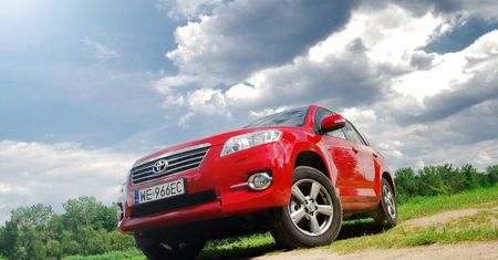 Toyota RAV4 2,0 Multidrive S Sol - SUV z doświadczeniem [test autokult.pl]
