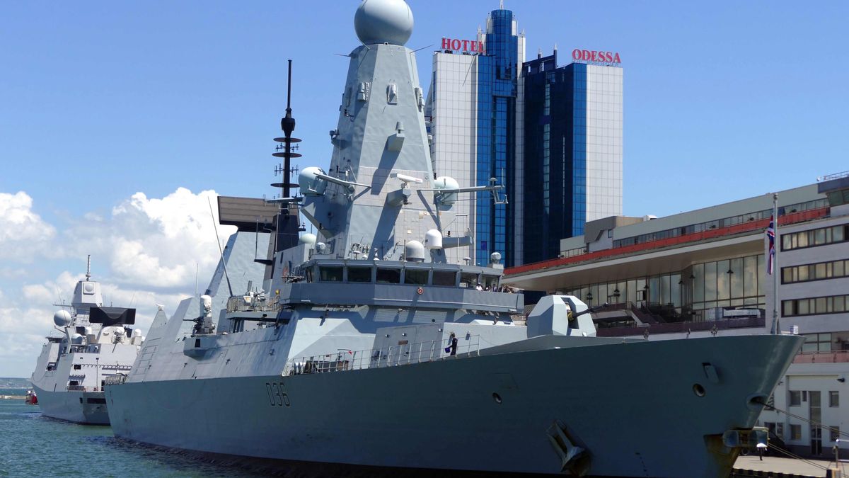 Brytyjski niszczyciel HMS Defender w porcie w Odessie