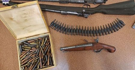 Z nożem ruszył na policjantów, został postrzelony. W mieszkaniu miał broń, amunicję i granaty