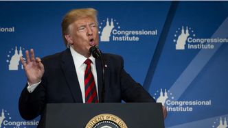 Amerykanie dostaną zasiłki. Trump ostatecznie podpisał ustawę gospodarczą