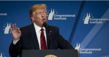 Amerykanie dostaną zasiłki. Trump ostatecznie podpisał ustawę gospodarczą