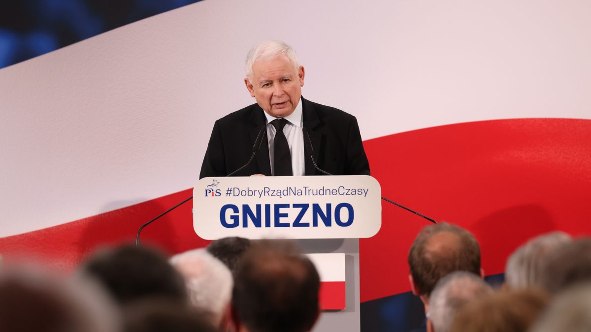 Gniezno, 24.07.2022. Prezes Prawa i Sprawiedliwości Jarosław Kaczyński podczas spotkania z mieszkańcami miasta w siedzibie Gnieźnieńskiej Szkoły Wyższej Milenium, 24 bm. w Gnieźnie. (amb) PAP/Marek Zakrzewski