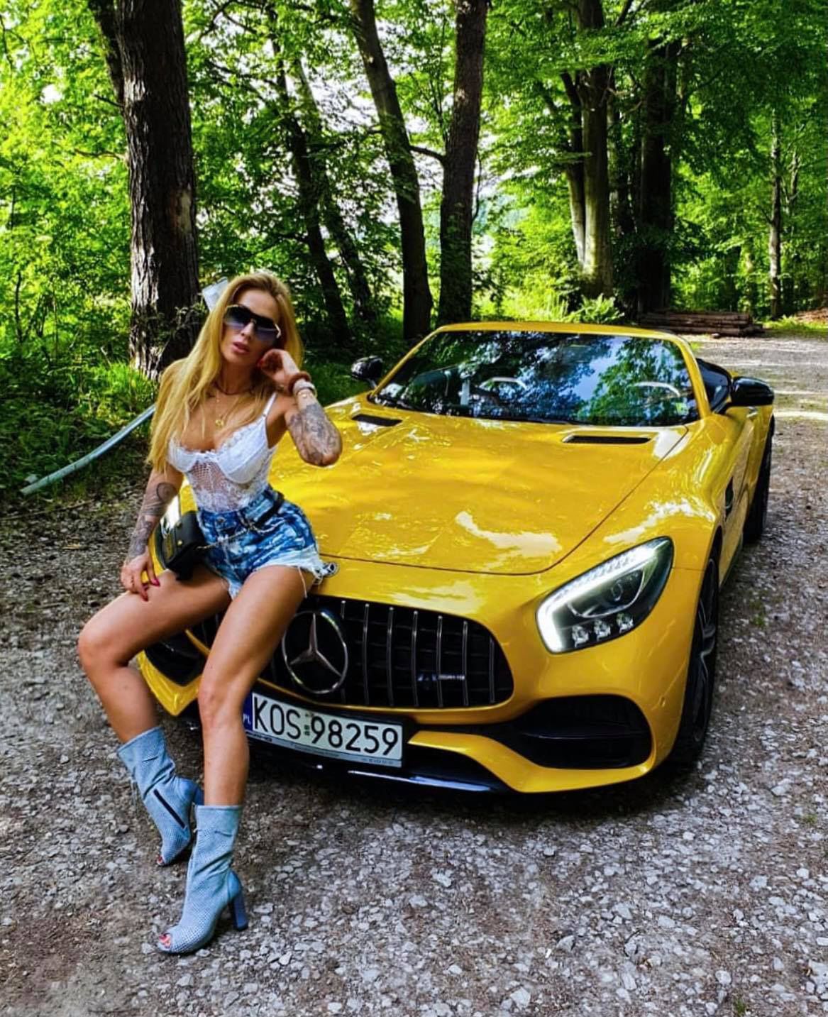 Sylwia Peretti organizuje wyprzedaż szafy