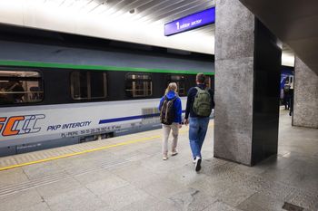 Pociąg stanął na 4 godziny. Ciężarna pasażerka mówi o koszmarze. "Byliśmy głodni"