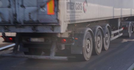 Policjanci zatrzymali scanię do kontroli, kierowca pokazał nie swoją kartę