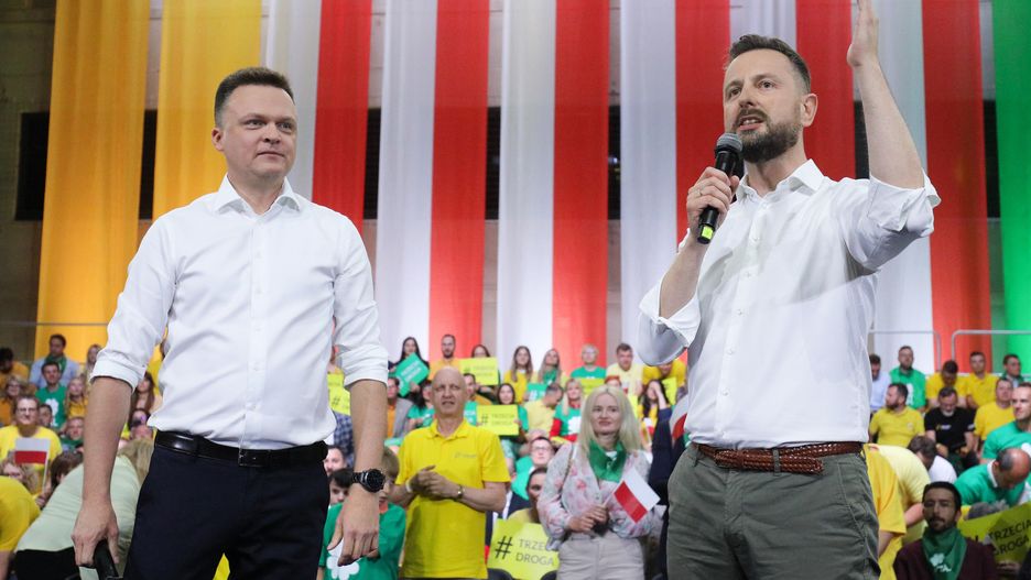 Prezes Polskiego Stronnictwa Ludowego Władysław Kosiniak-Kamysz (P) i przewodniczący partii Polska 2050 Szymon Hołownia (L) podczas konwencji politycznej pod hasłem "Trzecia Droga"